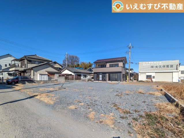 BBQや駐車スペースにも　お車が多い時には駐車スペースにも出来る砂利敷き。BBQやプールも楽しめそう♪