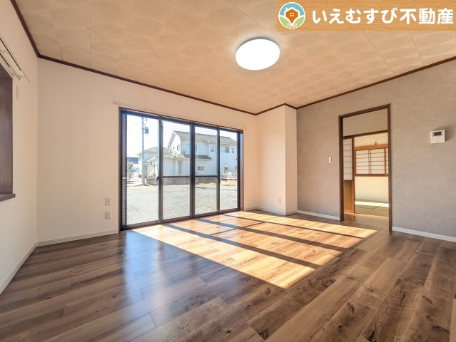 ナチュラルな色合いで落ち着いた印象のリビングダイニング　ぬくもりのあるナチュラルな空間。グリーンを飾っても相性が良さそうですね♪