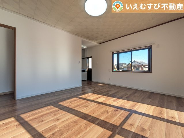 開放感と家族との距離感にこだわったＬＤＫ　採光たっぷりのリビングで休日には家族みんなでくつろげそうですね♪