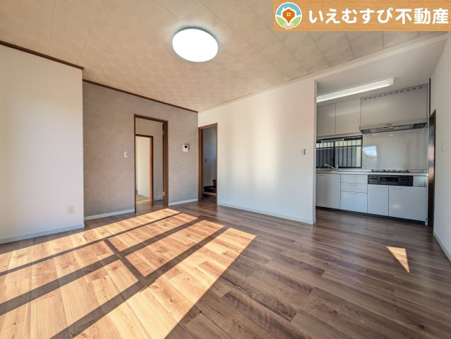 自然光で満たされる明るく開放感溢れるリビング　たっぷりの採光で明るい空間。家族みんなでくつろげます♪