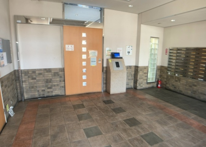 マンションのエントランスには、もともと風よけや防犯の役割がありますが、マンションによって宅配ボックスなどの設備が備わっている所もあります。日々の生活をイメージしながら生活しやすさをチェックしましょう。