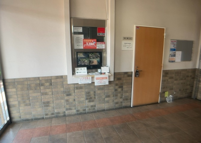受付はマンションコンシェルジュがいる場合もあれば、管理人が滞在する小部屋を総称して呼ぶことがあります。主にエントランスに設置されていることから、防犯面でも期待ができます。防犯設備がない場合はより安心！