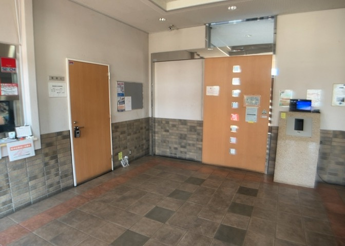 ロビーというと、エントランスと何がちがうの？と思いますよね。実はロビーとエントランスには明確な決まりはありません。物件によっては、エントランスを入って広がるある程度の広さのある空間がロビーとなります。