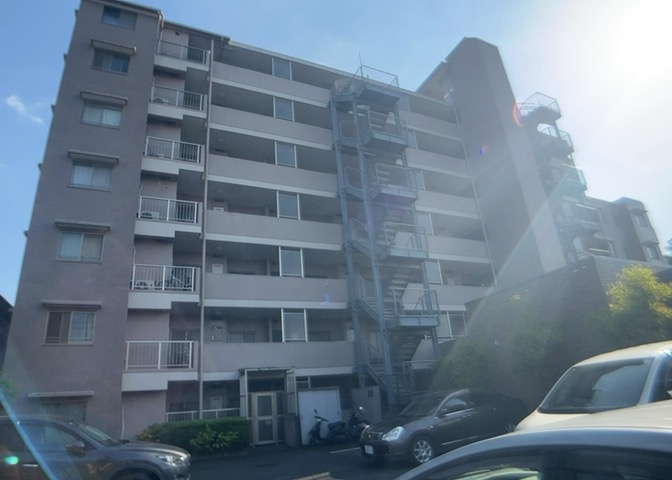 ＲＣ造、Reinforced　Concreteは直訳すると補強されたコンクリートです。主に柱や梁・床・壁が鉄筋とコンクリートで構成おり、鉄筋を組んだ型枠にコンクリートを流し込んで固めたものを指します。