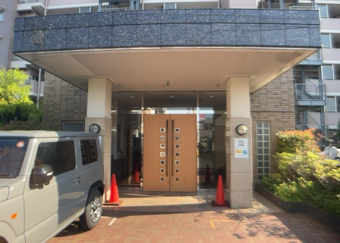 玄関は家の顔でもあり、家族以外の目にも止まる場所です。玄関は外との間を仕切る扉、靴などをしまっておく収納スペース、靴脱ぎのたたきスペース、来客とのやり取りをするドアホンなど複数のアイテムからなります。