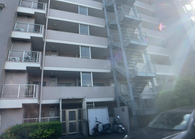 共用部分は、一棟の建物に住む区分所有者全員が共同で所有するとし、共用部分の管理、補修などは、区分所有者で形成される管理組合が行います。個人の判断で勝手に変更することはできませんので覚えておきましょう。