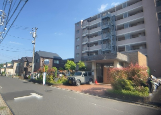 外観はマンション管理がされているかの目安になります。築年数が古いと、壁面は劣化してひび割れが生じることも！建物が古びていても細かいところが修繕されていると、きちんと管理されているなぁと感じるでしょう。