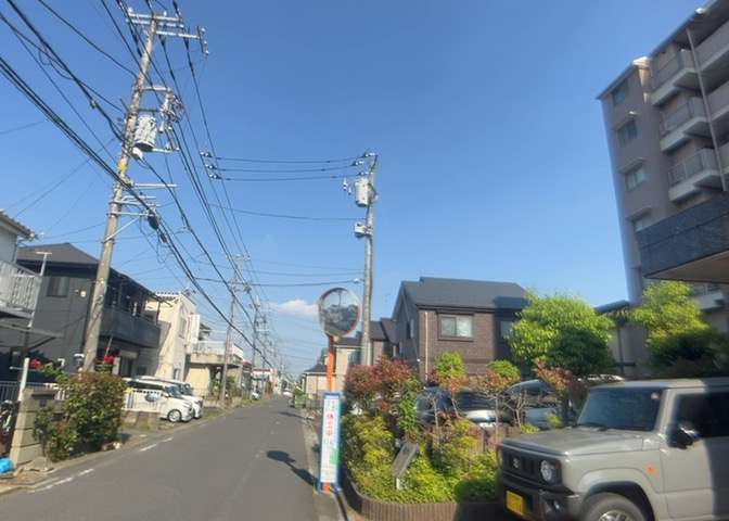 眺望の良さを楽しめるダイニングキッチンで家族団らんの時間を過ごしてはいかがでしょうか。バルコニーから見える景色を家族で眺める時間は、時間が経つのを忘れてしまいそうですね。是非、現地を見に行きましょう！