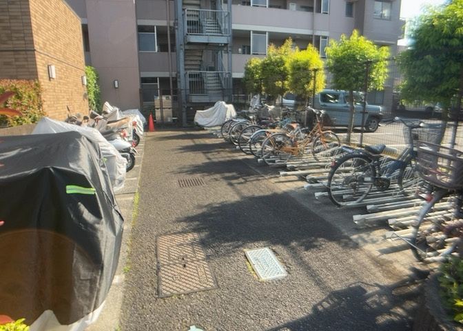 車一台あたりに必要なスペースは、標準サイズの普通自動車で横幅2m50cm、長さ5mは必要になります。ただし、乗降のことも考慮して横幅3m30cm、長さ5m50cmほどは確保できるところを選びましょう。
