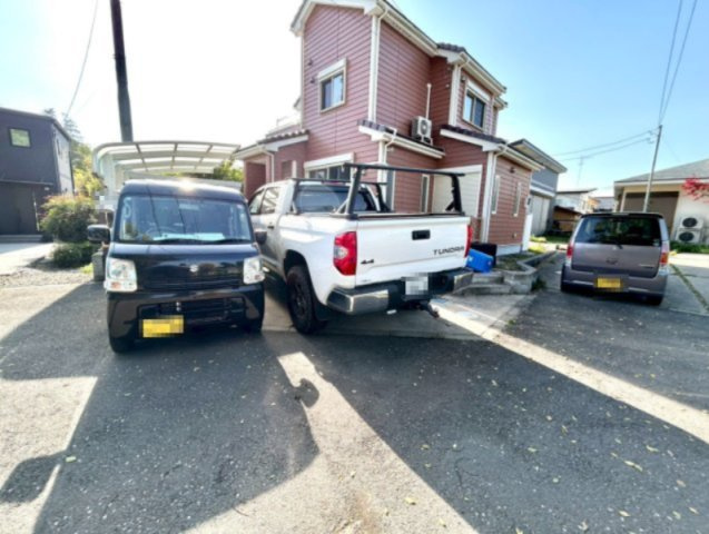 住宅用の土地では前面道路に2m以上接していなければならないと法律で定められています。しかし、お持ちの車のサイズやライフスタイルなどにより、2mでは利便が悪い場合もございますので、事前に確認しましょう。