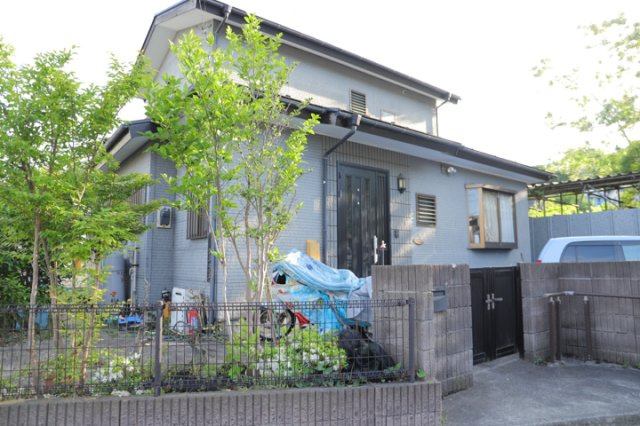 土地の面積＝住宅面積ではありません。建ぺい率の問題などで、土地のある場所によって住宅を建てられる面積は限られています。高さもしかり、「土地」という言葉の中には、建築条件も含まれると考えておきましょう。