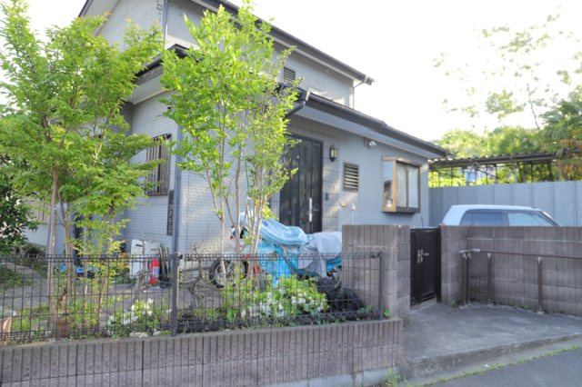 家を建てる場合、方位は要チェックです。現実的に日当たりのよい家ならばリビングは南側、建築基準法でも北側に当たる家への配慮は求められています。土地を見学に行く際は、方位磁針を持って行くようにしましょう。