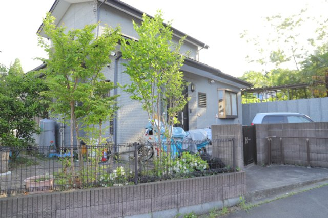 土地を買う際、住む地域の自治体や福祉の補助制度にも注目してみましょう。子供や老人の医療補助やゴミ出しのルールなど、自治体によってルールに大きな違いがあるため、暮らしやすい土地で判断するとよいでしょう。