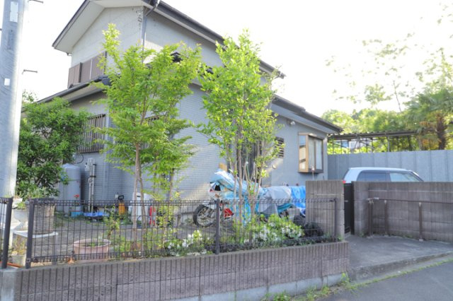 土地の前の道路に消火栓が設置されていることがあります。この場合、道路交通法第45条第1項により、駐車禁止の場所が指定されています。そのため、車庫などの駐車スペースをつくることができない場合があります。