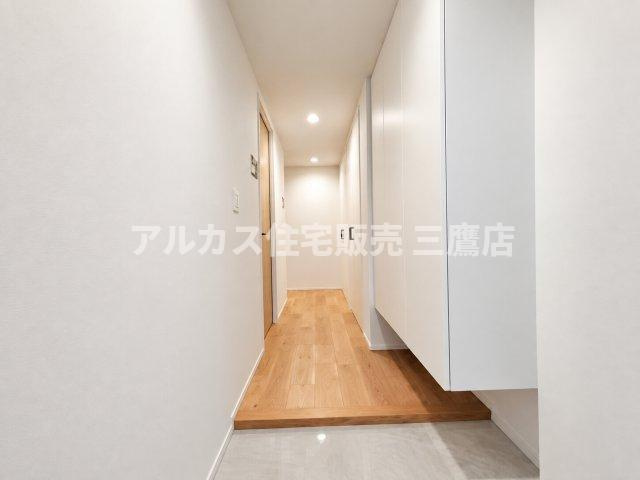 白を基調としたすっきりとした印象の玄関アプローチ。フロートタイプのシューズボックスを備え、足元を広く快適に保てます。