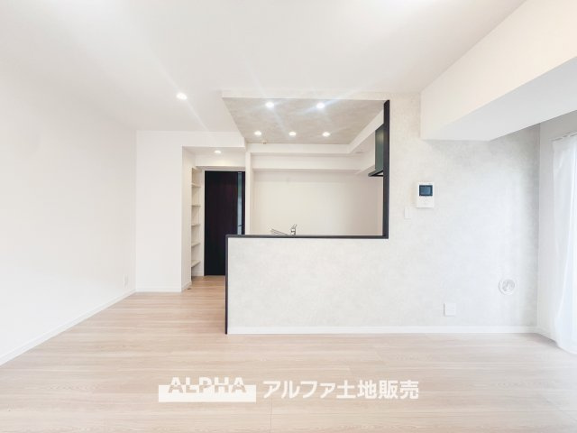 自然光がたっぷり差し込む明るいリビングは、開放感があり、どんなインテリアにも合わせやすい空間です。隣接する部屋との間仕切りを開ければ、広々とした空間としても利用できます。