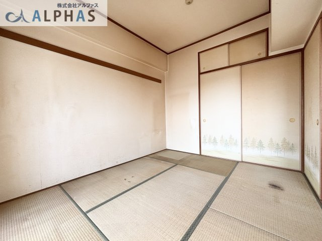 ◆リビング横に隣接する和室の扉を広げると、さらに開放感が増します♪