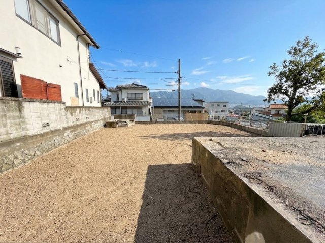 ゆとりある敷地で戸建住宅用地としてご検討いただけます。周辺の街並みを望むことができロケーションも魅力。建物の配置や間取りなどご家族の希望に合わせた住まいづくりをイメージしながらぜひ現地をご覧ください。