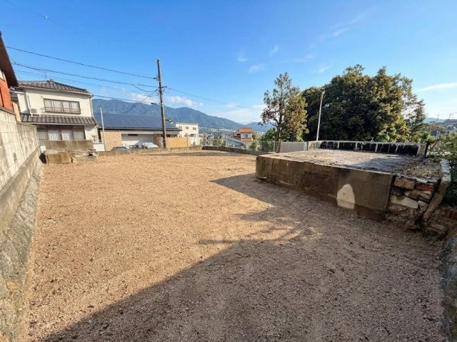 建築条件なしのため、お好きなハウスメーカーや工務店で住まいづくりをご検討いただけます。土地面積は約55坪とゆとりがあり、ご家族の希望に合わせた建築プランを考えやすい広さです。