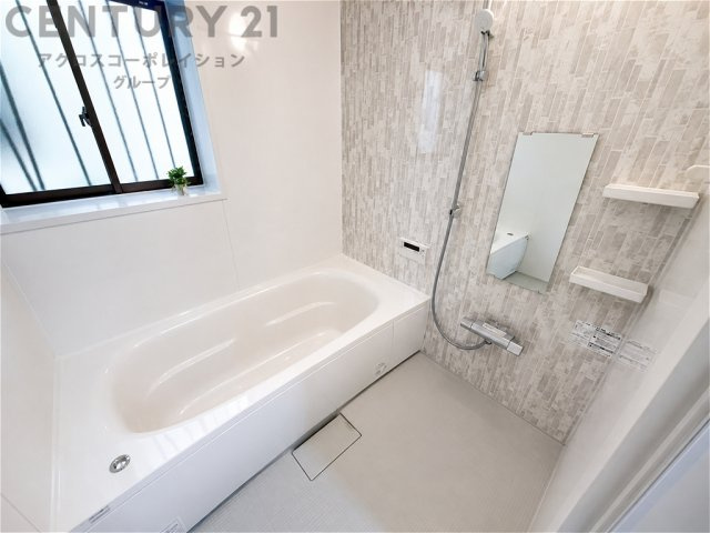 一日の疲れをゆったり癒せる、清潔感あふれるバスルーム。明るく爽やかな空間に加え、窓付きで換気もしやすく、快適なバスタイムをお楽しみいただけます。