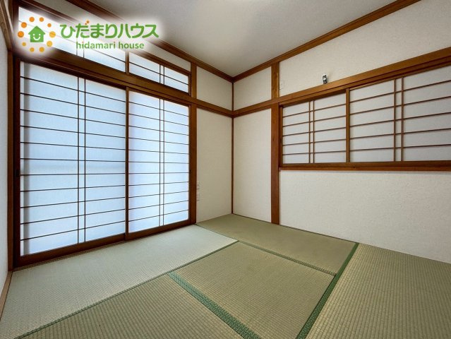 美しい畳の香りに包まれて、ホッと一息つける本格的な和室です！障子から優しい光が差し込み、小さなお子様のお昼寝スペースや、遊び場としても重宝します♪座椅子を置いてゆったりくつろぐのにも最適です！
