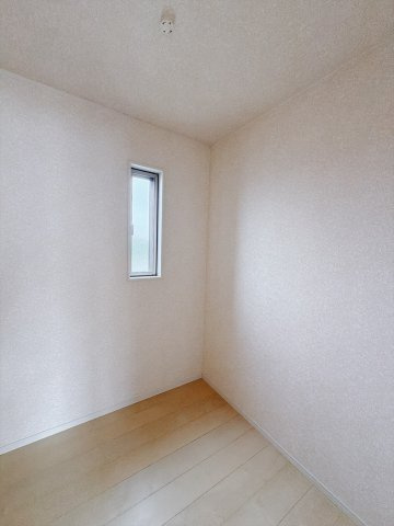 ■WIC｜主寝室には夢のウォークインがございます♪お洋服やバッグだけでなく、増えていくお洋服やご家族での思い出の品もしっかりと収納します(　＾＾　)