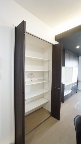 キッチンに嬉しいパントリー収納つき