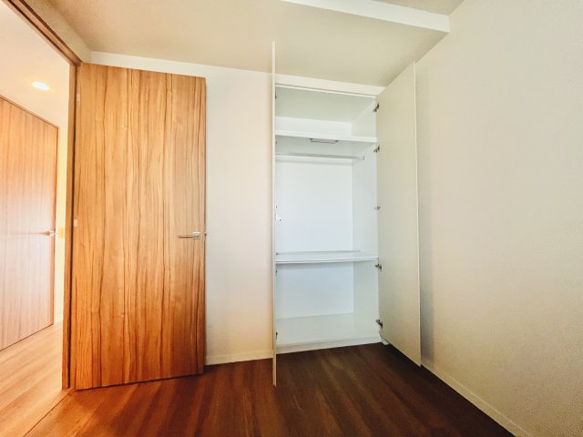 洋室にも収納を確保。内部は稼働棚になっており、衣類だけでなく箱物や小物も効率よく整理できます。