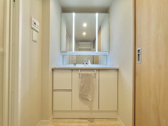 収納が豊富な独立洗面台です。朝のお忙しい時間でもスムーズに準備ができそうです。