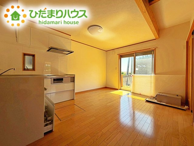 家族との大切な時間を多く過ごすリビング。ゆったりとした広さのある空間で会話も弾みます♪大きい窓からは明るい日差しが差し込みます。居心地の良いリビングでおうち時間を楽しんで！