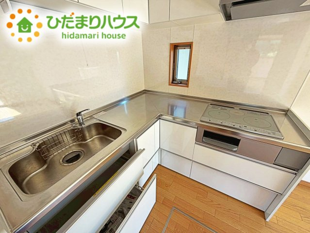 広々として使い勝手のよい明るく開放的なキッチン