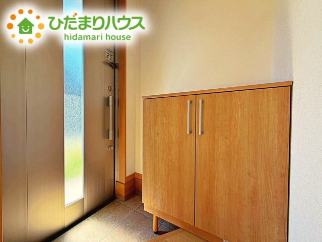 陽当たりが良い玄関は、お出かけ前の気分も上がります。シューズボックスには、たくさんの靴が収納出来るのでいつでも玄関がスッキリです。