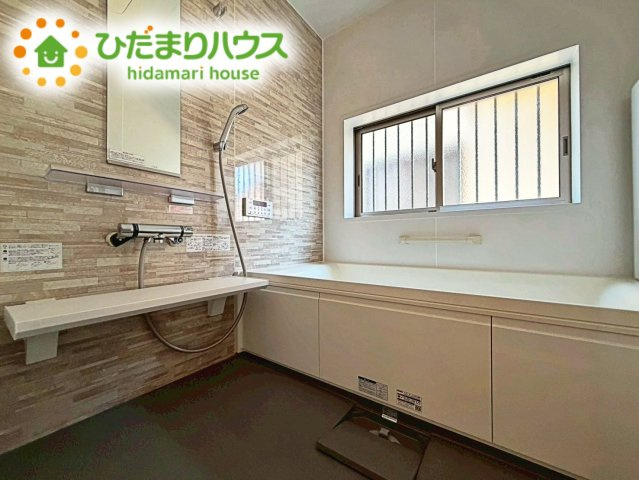 浴室には窓があり、換気が良好です。リラックスできるバスタイムを楽しむことができ、心地よい空間を提供します。