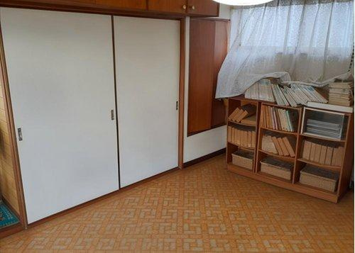2階の洋室(視認性を高めるために備品類を削除する加工を行っています)