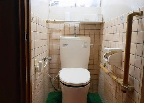 窓がついていてしっかり換気ができるトイレです！(視認性を高めるために備品類を削除する加工を行っています)