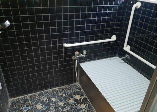 黒タイルのコンパクトなお風呂(視認性を高めるために備品類を削除する加工を行っています)