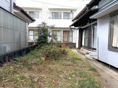 広々としたお庭でガーデニングなども楽しめます♪(視認性を高めるために備品類を削除する加工を行っています)