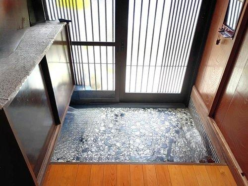 玄関になります。(視認性を高めるために備品類を削除する加工を行っています)