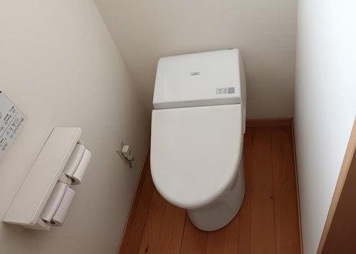 白で統一されたトイレになります。(視認性を高めるために備品類を削除する加工を行っています)