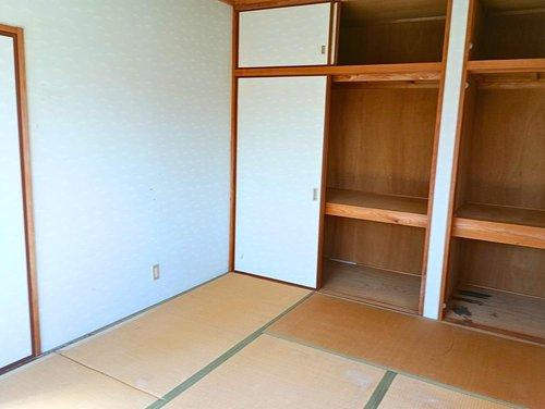 畳の香りが心地よい、ほっと落ち着ける和室です。和室には収納が備わっており、使い勝手の良い空間です。(視認性を高めるために備品類を削除する加工を行っています)