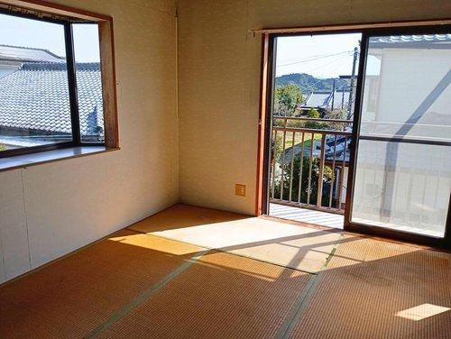 明るさと静けさを兼ね備えた、心地よい2階の洋室です。(視認性を高めるために備品類を削除する加工を行っています)