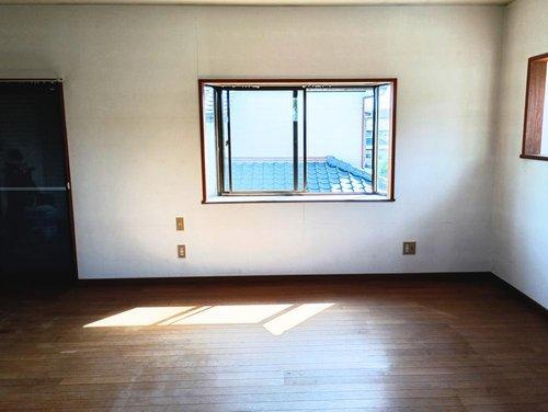 2階の洋室は、静かで落ち着いたプライベート空間としてお使いいただけます。(視認性を高めるために備品類を削除する加工を行っています)