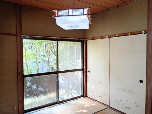 畳の質感が引き立つ、品のある和室です。(視認性を高めるために備品類を削除する加工を行っています)
