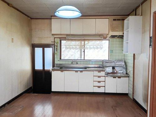大きな窓付きで換気がしやすく、清潔に保ちやすいキッチンです。(視認性を高めるために備品類を削除する加工を行っています)