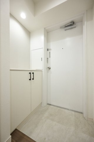 白で統一された、明るく清潔感あふれる玄関空間。シューズボックスが設置されており、家族やゲストを迎える住まいの顔を常に美しく、スッキリとした状態に保つことができます。