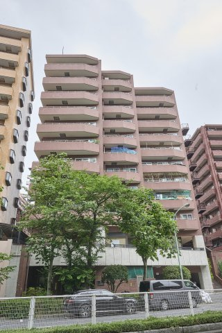 都心の利便性と豊かな住環境が融合するエリアに佇むマンション。落ち着いたトーンの外壁が、品格を感じさせます。周辺の街並みにも美しく調和するスタイリッシュな佇まいです。