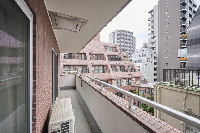 視界が広がり、都市の空気を感じられるバルコニー空間。洗濯物を干すスペースとしてはもちろん、窓を開けることで室内に心地よい風を届けてくれる、住まいにゆとりをプラスする場所です。