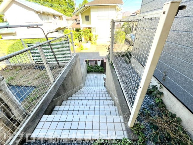 駐車場から玄関までの階段です