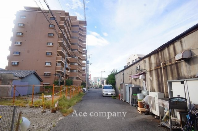 【前面道路：幅員約5.7ｍ☆】通り抜けのできる前面道路です♪