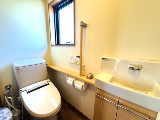 トイレには手洗い器も設置